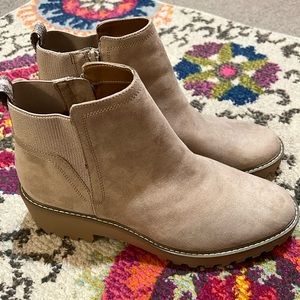 Universal Threads Chelsey Boots